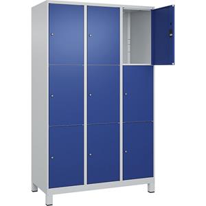 C+P Lockerkast Classic PLUS, 3 compartimenten, lichtgrijs / gentiaanblauw, b = 1200 mm, 9 vakken, met voeten