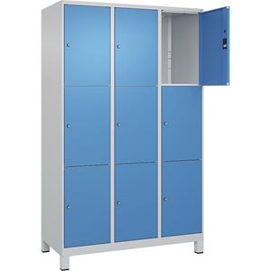 C+P Lockerkast Classic PLUS, 3 compartimenten, lichtgrijs / lichtblauw, b = 1200 mm, 9 vakken, met voeten