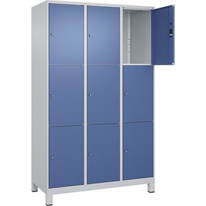 C+P Lockerkast Classic PLUS, 3 compartimenten, lichtgrijs / verblauw, b = 1200 mm, 9 vakken, met voeten