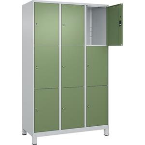 C+P Lockerkast Classic PLUS, 3 compartimenten, lichtgrijs / resedagroen, b = 1200 mm, 9 vakken, met voeten