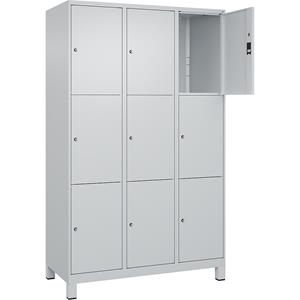 C+P Lockerkast Classic PLUS, 3 compartimenten, lichtgrijs, b = 1200 mm, 9 vakken, met voeten