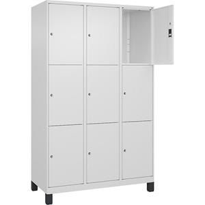 C+P Lockerkast Classic PLUS, 3 compartimenten, verkeerswit, b = 1200 mm, 9 vakken, met voeten