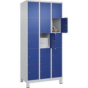 C+P Lockerkast Classic PLUS, 3 compartimenten, lichtgrijs / gentiaanblauw, b = 900 mm, 15 vakken, met voeten