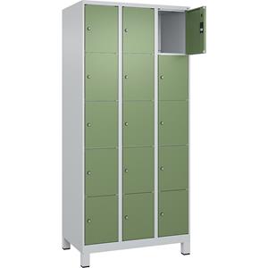 C+P Lockerkast Classic PLUS, 3 compartimenten, lichtgrijs / resedagroen, b = 900 mm, 15 vakken, met voeten