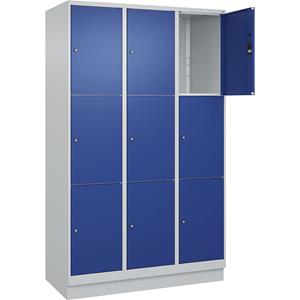 C+P Lockerkast Classic PLUS, 3 compartimenten, lichtgrijs / gentiaanblauw, b = 1200 mm, 9 vakken, met bodemsokkel