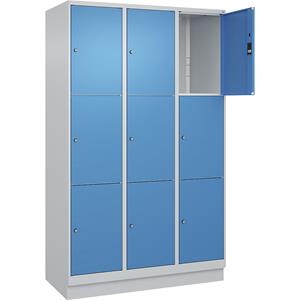 C+P Lockerkast Classic PLUS, 3 compartimenten, lichtgrijs / lichtblauw, b = 1200 mm, 9 vakken, met bodemsokkel