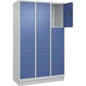 C+P Lockerkast Classic PLUS, 3 compartimenten, lichtgrijs / verblauw, b = 1200 mm, 9 vakken, met bodemsokkel