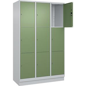 C+P Lockerkast Classic PLUS, 3 compartimenten, lichtgrijs / resedagroen, b = 1200 mm, 9 vakken, met bodemsokkel