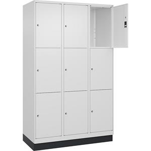 C+P Lockerkast Classic PLUS, 3 compartimenten, verkeerswit, b = 1200 mm, 9 vakken, met bodemsokkel