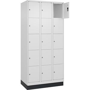 C+P Lockerkast Classic PLUS, 3 compartimenten, verkeerswit, b = 900 mm, 15 vakken, met bodemsokkel