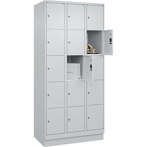 C+P Lockerkast Classic PLUS, 3 compartimenten, lichtgrijs, b = 900 mm, 15 vakken, met bodemsokkel