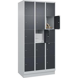 C+P Lockerkast Classic PLUS, 3 compartimenten, lichtgrijs / grijs, b = 900 mm, 15 vakken, met bodemsokkel