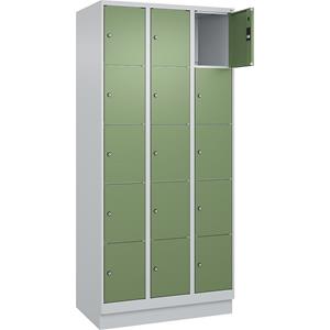 C+P Lockerkast Classic PLUS, 3 compartimenten, lichtgrijs / resedagroen, b = 900 mm, 15 vakken, met bodemsokkel