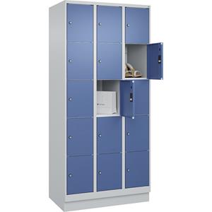 C+P Lockerkast Classic PLUS, 3 compartimenten, lichtgrijs / verblauw, b = 900 mm, 15 vakken, met bodemsokkel