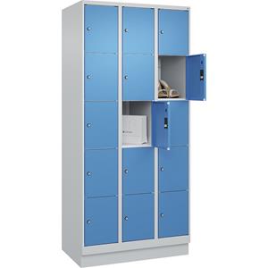 C+P Lockerkast Classic PLUS, 3 compartimenten, lichtgrijs / lichtblauw, b = 900 mm, 15 vakken, met bodemsokkel