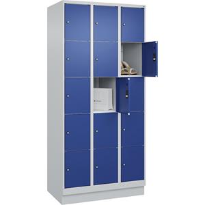 C+P Lockerkast Classic PLUS, 3 compartimenten, lichtgrijs / gentiaanblauw, b = 900 mm, 15 vakken, met bodemsokkel