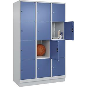 C+P Lockerkast Classic PLUS, 3 compartimenten, lichtgrijs / verblauw, b = 1200 mm, 12 vakken, met bodemsokkel