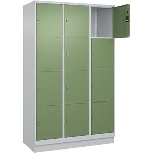 C+P Lockerkast Classic PLUS, 3 compartimenten, lichtgrijs / resedagroen, b = 1200 mm, 12 vakken, met bodemsokkel