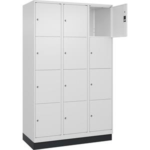 C+P Lockerkast Classic PLUS, 3 compartimenten, verkeerswit, b = 1200 mm, 12 vakken, met bodemsokkel