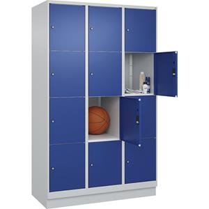 C+P Lockerkast Classic PLUS, 3 compartimenten, lichtgrijs / gentiaanblauw, b = 1200 mm, 12 vakken, met bodemsokkel