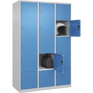 C+P Lockerkast Classic PLUS, 3 compartimenten, lichtgrijs / lichtblauw, b = 1200 mm, 15 vakken, met voetdoppen