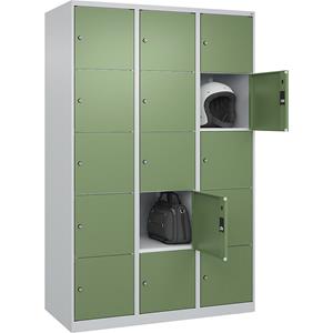 C+P Lockerkast Classic PLUS, 3 compartimenten, lichtgrijs / resedagroen, b = 1200 mm, 15 vakken, met voetdoppen