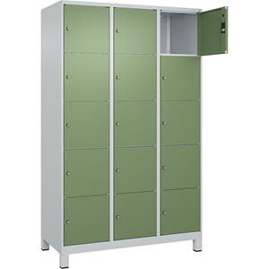 C+P Lockerkast Classic PLUS, 3 compartimenten, lichtgrijs / resedagroen, b = 1200 mm, 15 vakken, met voeten