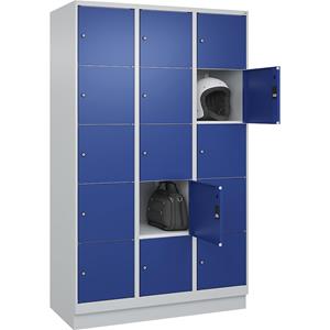 C+P Lockerkast Classic PLUS, 3 compartimenten, lichtgrijs / gentiaanblauw, b = 1200 mm, 15 vakken, met bodemsokkel