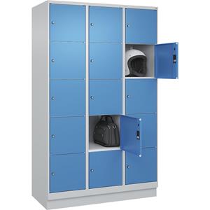 C+P Lockerkast Classic PLUS, 3 compartimenten, lichtgrijs / lichtblauw, b = 1200 mm, 15 vakken, met bodemsokkel