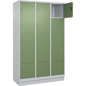 C+P Lockerkast Classic PLUS, 3 compartimenten, lichtgrijs / resedagroen, b = 1200 mm, 15 vakken, met bodemsokkel