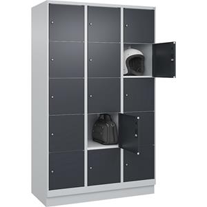 C+P Lockerkast Classic PLUS, 3 compartimenten, lichtgrijs / grijs, b = 1200 mm, 15 vakken, met bodemsokkel