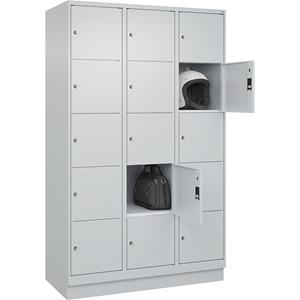 C+P Lockerkast Classic PLUS, 3 compartimenten, lichtgrijs, b = 1200 mm, 15 vakken, met bodemsokkel