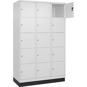 C+P Lockerkast Classic PLUS, 3 compartimenten, verkeerswit, b = 1200 mm, 15 vakken, met bodemsokkel