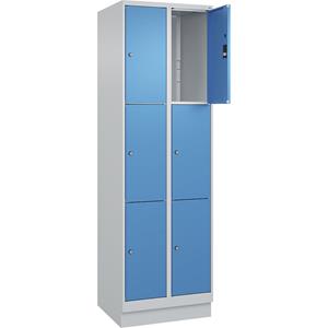 C+P Lockerkast Classic PLUS, 2 compartimenten, lichtgrijs / lichtblauw, b = 600 mm, 6 vakken, met bodemsokkel