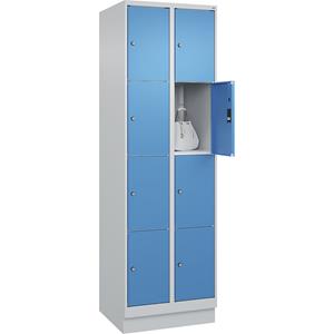 C+P Lockerkast Classic PLUS, 2 compartimenten, lichtgrijs / lichtblauw, b = 600 mm, 8 vakken, met bodemsokkel