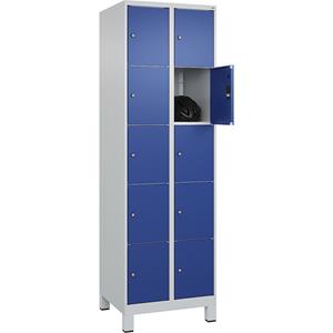 C+P Lockerkast Classic PLUS, 2 compartimenten, lichtgrijs / gentiaanblauw, b = 600 mm, 10 vakken, met voeten