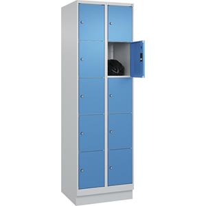 C+P Lockerkast Classic PLUS, 2 compartimenten, lichtgrijs / lichtblauw, b = 600 mm, 10 vakken, met bodemsokkel