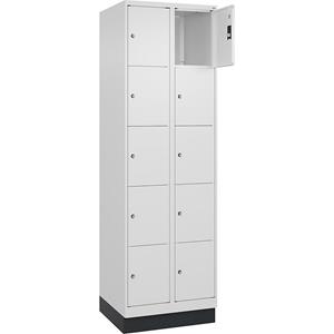 C+P Lockerkast Classic PLUS, 2 compartimenten, verkeerswit, b = 600 mm, 10 vakken, met bodemsokkel