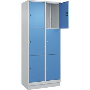 C+P Lockerkast Classic PLUS, 2 compartimenten, lichtgrijs / lichtblauw, b = 800 mm, 6 vakken, met bodemsokkel