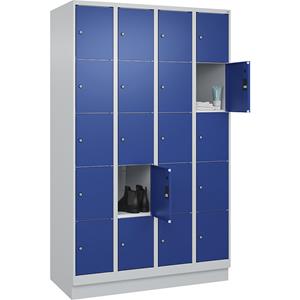 C+P Lockerkast Classic PLUS, 4 compartimenten, lichtgrijs / gentiaanblauw, b = 1200 mm, 20 vakken, met bodemsokkel