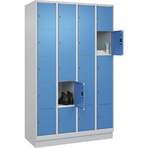 C+P Lockerkast Classic PLUS, 4 compartimenten, lichtgrijs / lichtblauw, b = 1200 mm, 20 vakken, met bodemsokkel