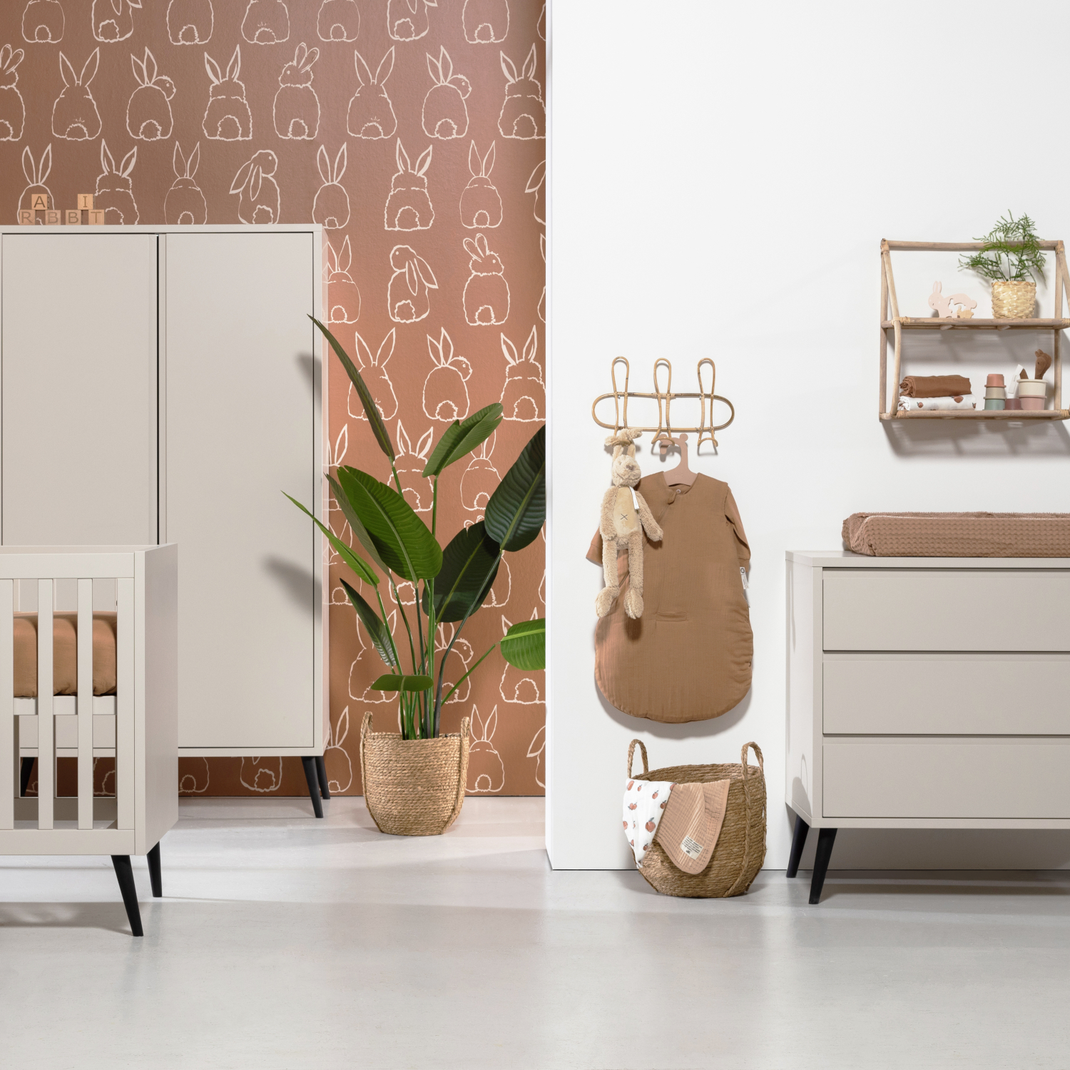 Europe Baby Sterre Babykamer Oatmeal / Zwart | Commode + Kast 2-Deurs