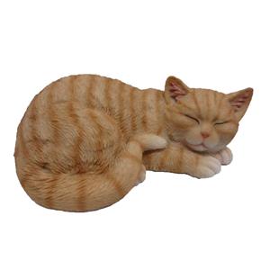 Merkloos Dierenbeeld slapende kat/poes - oranje - 28 x 19 cm - polystone - katten - buiten en binnen -