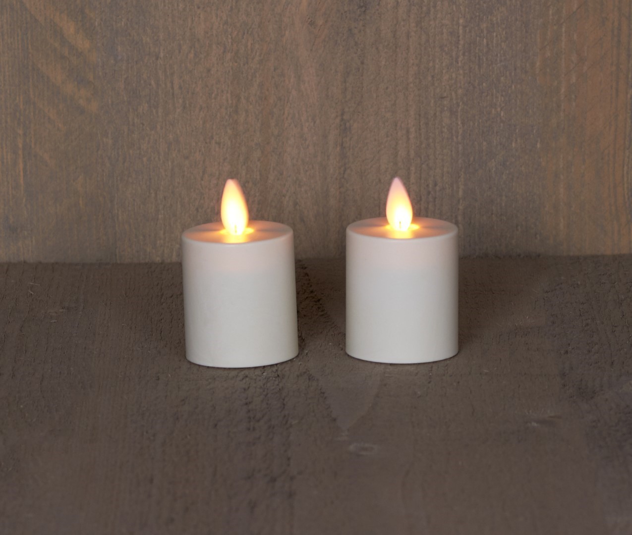 Anna's Collection Batterijverlichting 2 stuks kaarsen bewegende vlam 5 x 5 cm ivoor met timer - 