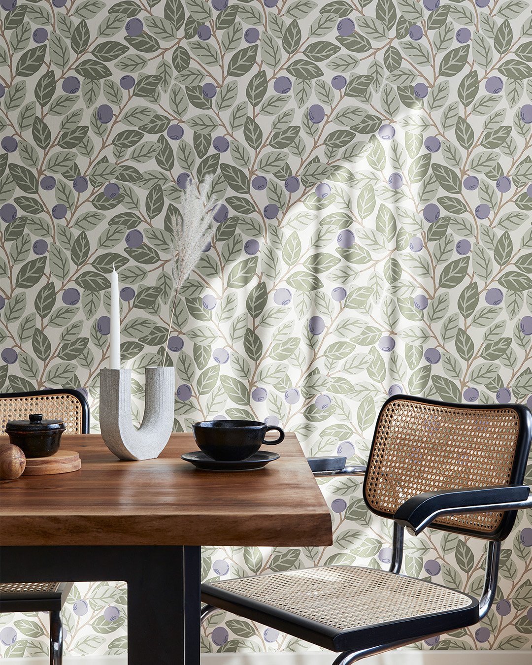 Dutch Wallcoverings Klara & Tove - Blåbär Big Blue White - Wit/Groen/Paars