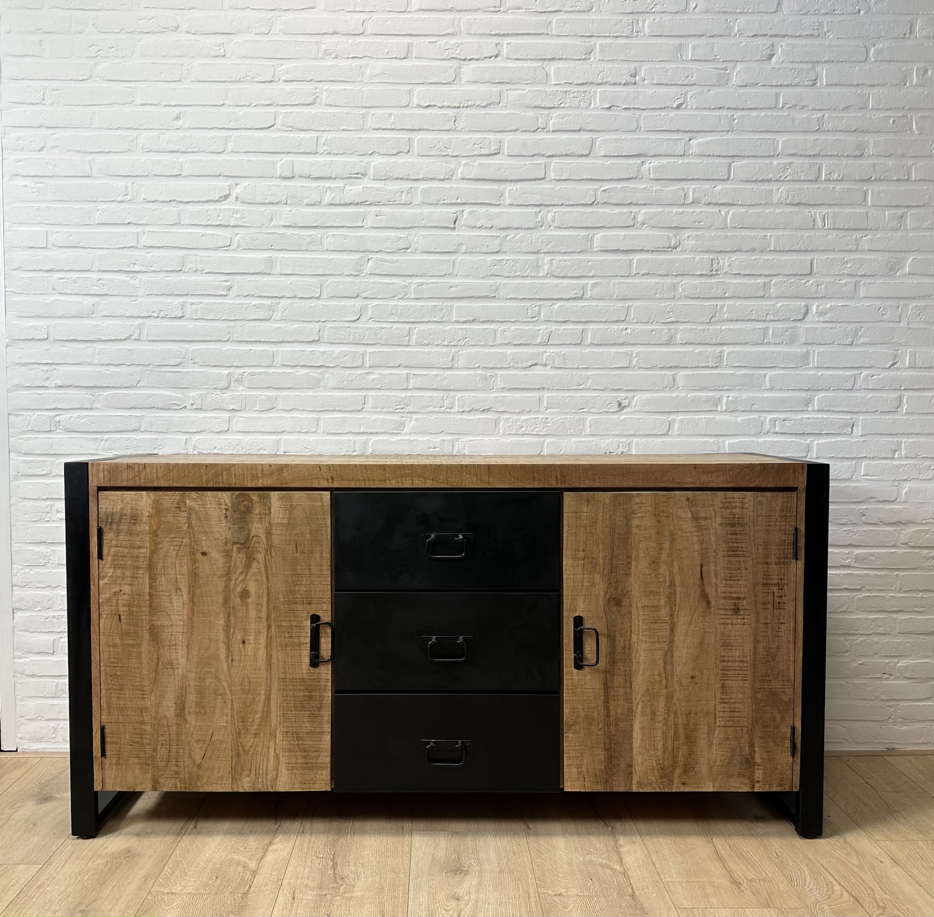 Loods XL Dressoir Cleo Mangohout met 3 laden en 2 deuren