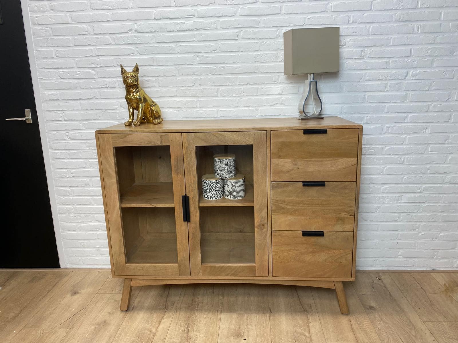 Loods XL Mangohouten dressoir met glazen deuren en lades Leus