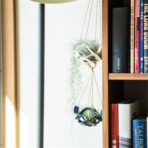 Zhenmiaoxiang Hangende mand Mooie ruimtebesparende lichtgewicht plantenhanger Valpreventie Utility Hangende mand Plantenpot voor balkon S bruin