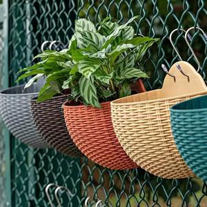 Treasure Yard Bloempot met haken Prachtige aan de muur te bevestigen plastic wandhangende mand Bloempot voor buiten Tuin Balkon Plantenbak Emmer Woondecoratie Nieuw 21x16.5cm wit