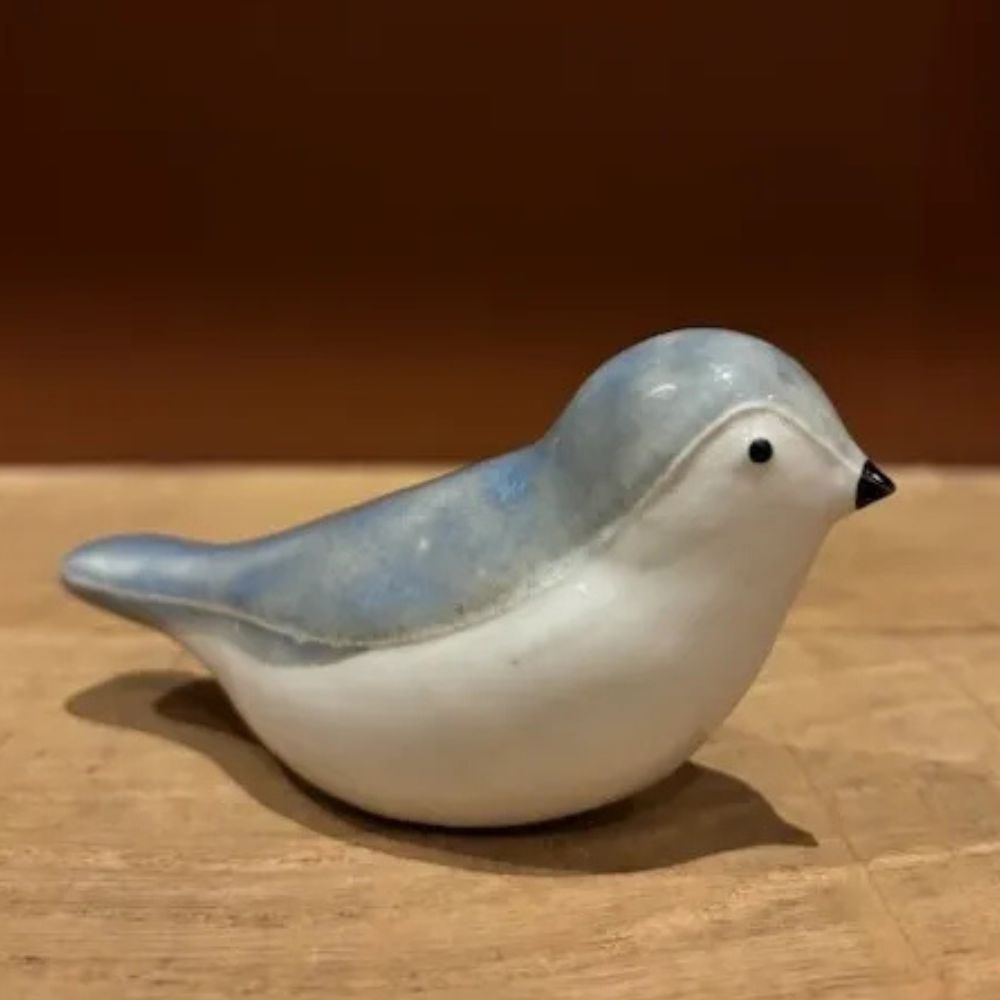 Eeuwige Roos Vogel urn Iris in lichtblauw keramiek